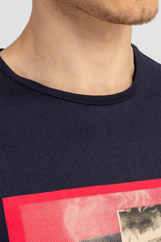 Erkek Slim Fit Dar Kesim %100 Pamuk Yumuşak Dokulu Baskılı Lacivert Bisiklet Yaka Tişört