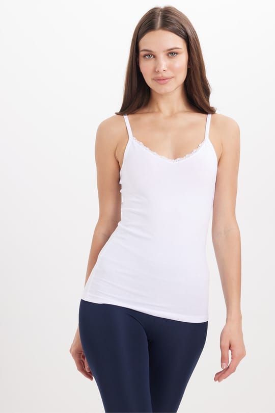 Kadın Slim Fit Dar Kesim Pamuklu İnce Askılı Dantel Detaylı Beyaz Crop Atlet