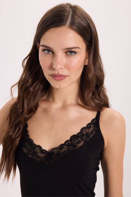 Kadın Slim Fit Dar Kesim  Kolsuz V Yaka Dantel Detaylı Pamuklu Likralı Siyah Crop