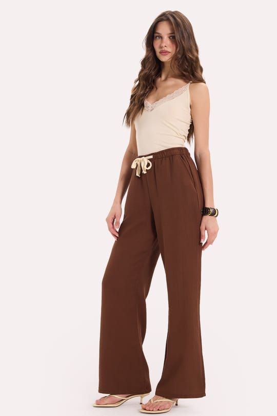 Kadın Slim Fit Dar Kesim Kolsuz V Yaka Dantel Detaylı Pamuklu Likralı Bej Crop