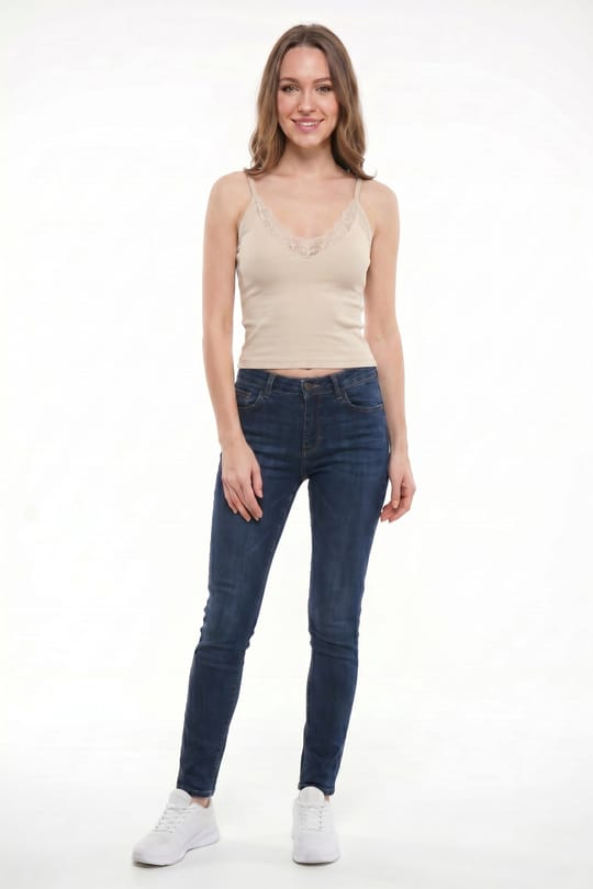 Kadın Slim Fit Dar Kesim Kolsuz V Yaka Dantel Detaylı Pamuklu Likralı Bej Crop
