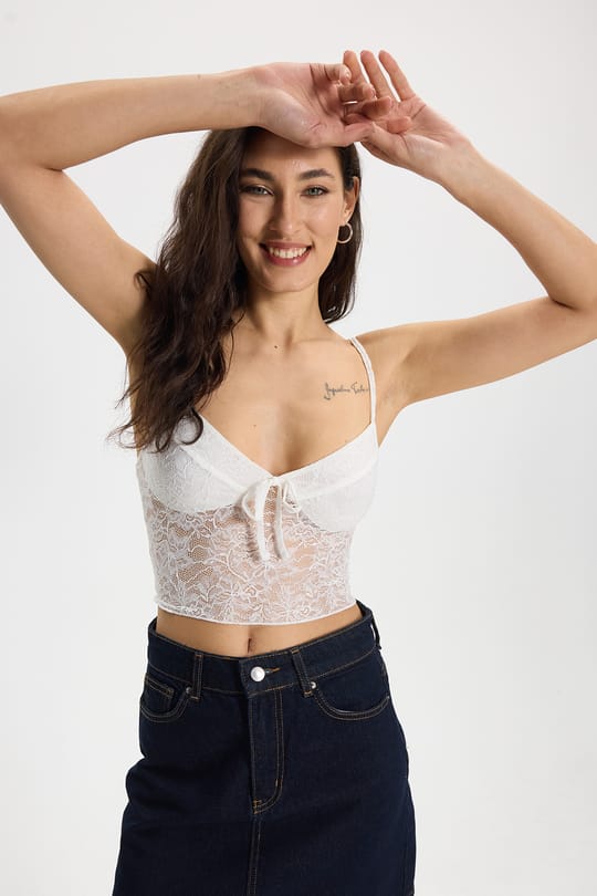 Kadın Slim Fit Dar Kesim İnce Askılı Dantel Detaylı Beyaz Crop