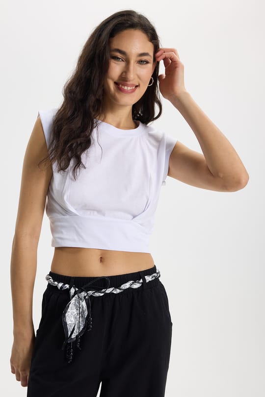 Kadın Slim Fit %100 Pamuk Pileli Yumuşak Doku Beyaz Bisiklet Yaka Crop Bluz