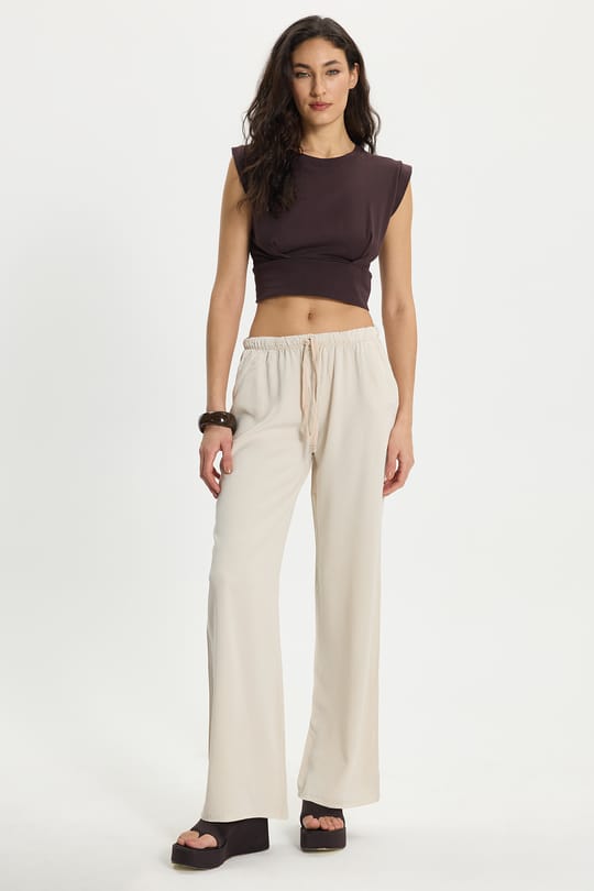 Kadın Slim Fit Bisiklet Yaka %100 Pamuk Yumuşak Dokulu Kolsuz Pileli Kahverengi Crop Bluz