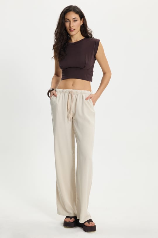 Kadın Slim Fit Bisiklet Yaka %100 Pamuk Yumuşak Dokulu Kolsuz Pileli Kahverengi Crop Bluz