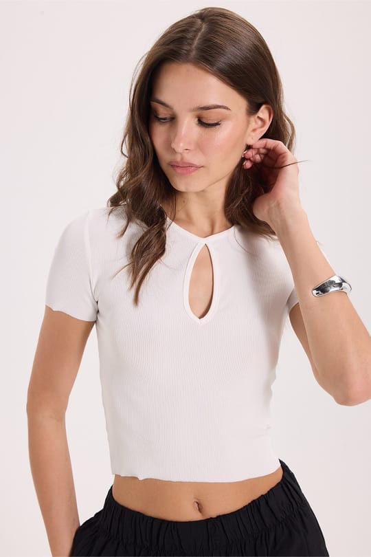 Kadın Slim Fit Dar Kesim %100 Pamuk Kısa Kollu Bisiklet Yaka Beyaz Crop
