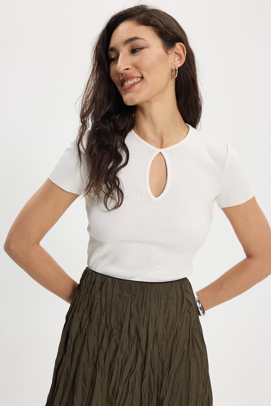 Kadın Slim Fit Dar Kesim %100 Pamuk Bisiklet Yaka Kısa Kol Ekru Crop
