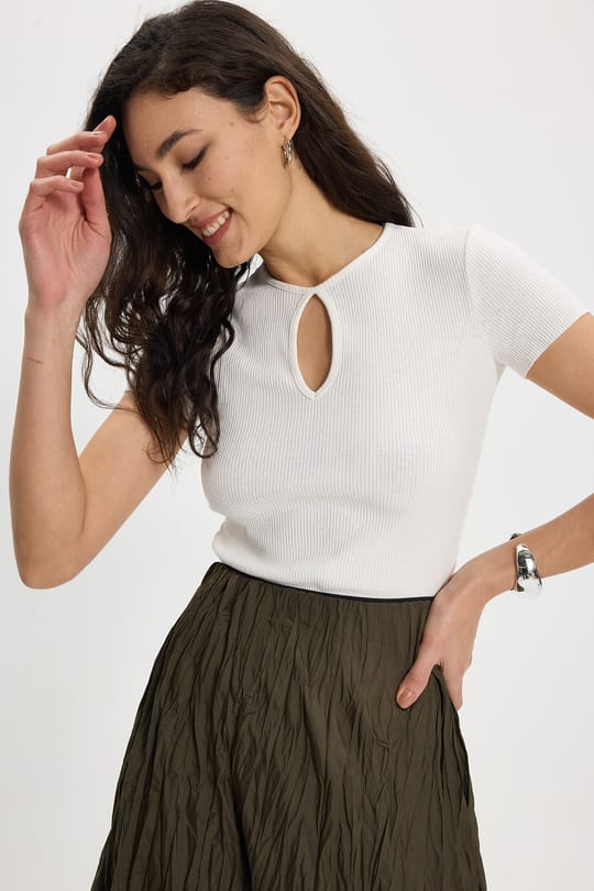 Kadın Slim Fit Dar Kesim %100 Pamuk Bisiklet Yaka Kısa Kol Ekru Crop