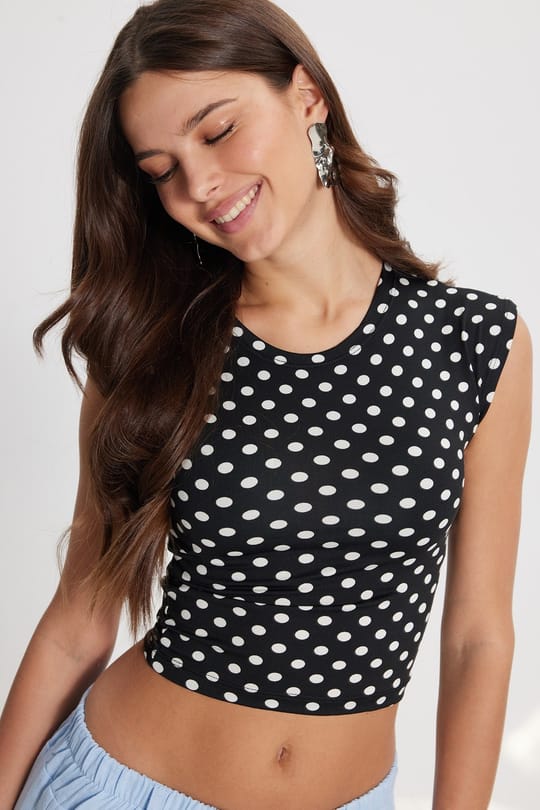 Kadın Slim Fit Dar Kesim Puantiyeli Bisiklet Yaka Siyah Crop Bluz