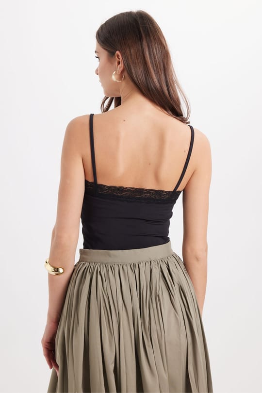 Kadın Slim Fit Dar Kesim İnce Askılı Dantel Detaylı Likralı Siyah Crop Atlet
