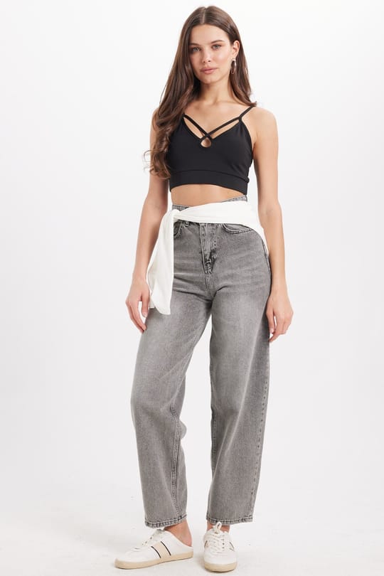 Kadın Slim Fit Dar Kesim Çapraz Bağlamalı Askılı V Yaka Siyah Crop 