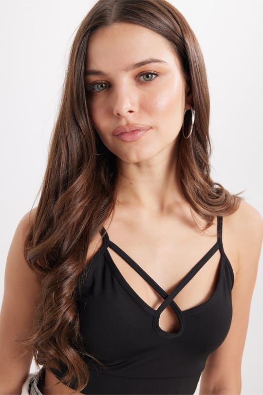 Kadın Slim Fit Dar Kesim Çapraz Bağlamalı Askılı V Yaka Siyah Crop 