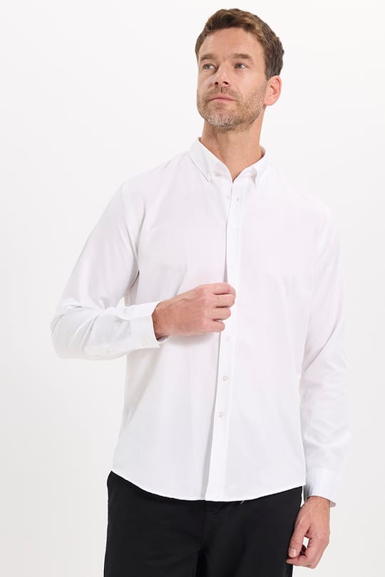 Erkek Slim Fit Dar Kesim Uzun Kollu Pamuklu Kolay Ütülenebilir Beyaz Düğmeli Yaka Gömlek
