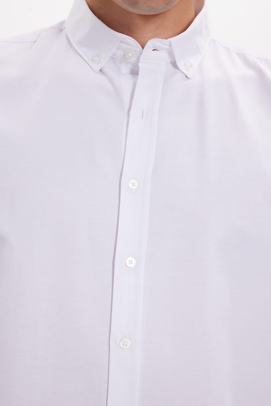 Erkek Slim Fit Dar Kesim Uzun Kollu Pamuklu Kolay Ütü Beyaz Düğmeli Yaka Gömlek