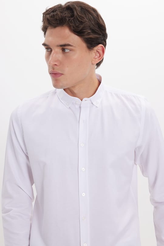 Erkek Slim Fit Dar Kesim Uzun Kollu Pamuklu Kolay Ütü Beyaz Düğmeli Yaka Gömlek