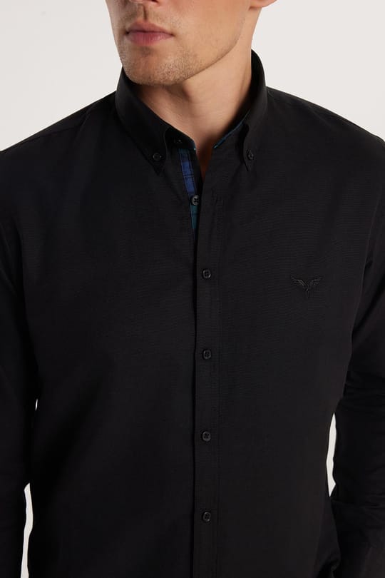 Erkek Slim Fit Dar Kesim Uzun Kollu Pamuklu Oxford Doku Kolay Ütülenebilir Siyah Düğmeli Yaka Gömlek