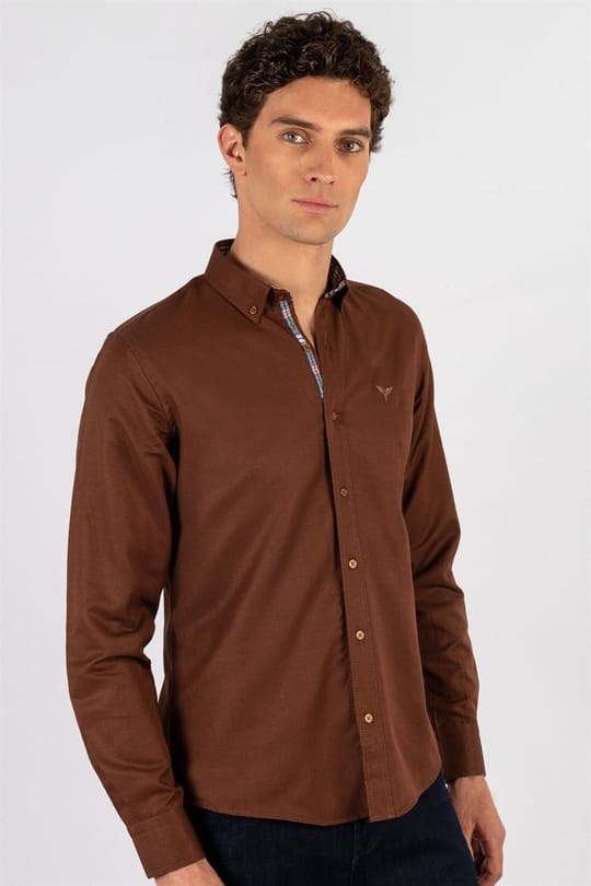Erkek Slim Fit Dar Kesim Uzun Kollu Pamuklu Oxford Doku Kahverengi Düğmeli Yaka Gömlek