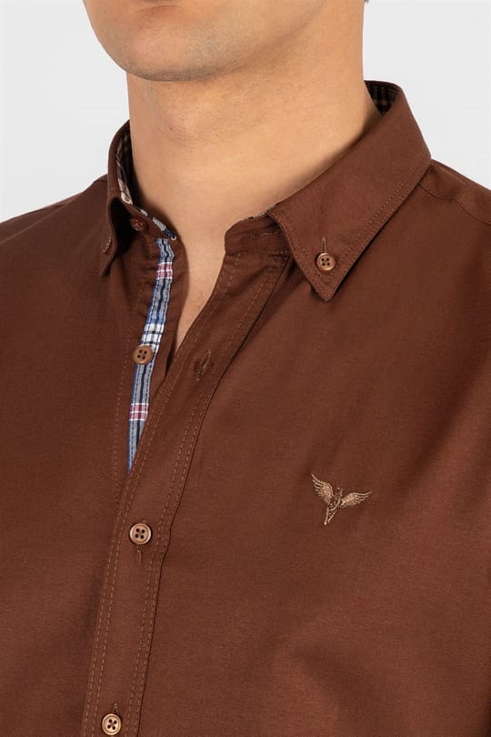 Erkek Slim Fit Dar Kesim Uzun Kollu Pamuklu Oxford Doku Kahverengi Düğmeli Yaka Gömlek
