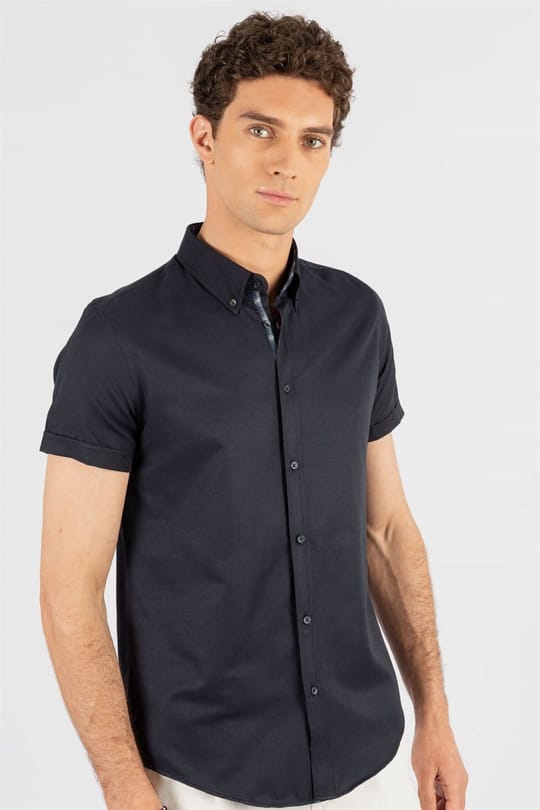 Erkek Slim Fit Dar Kesim Kısa Kollu Pamuklu Oxford Doku Lacivert Düğmeli Yaka Gömlek