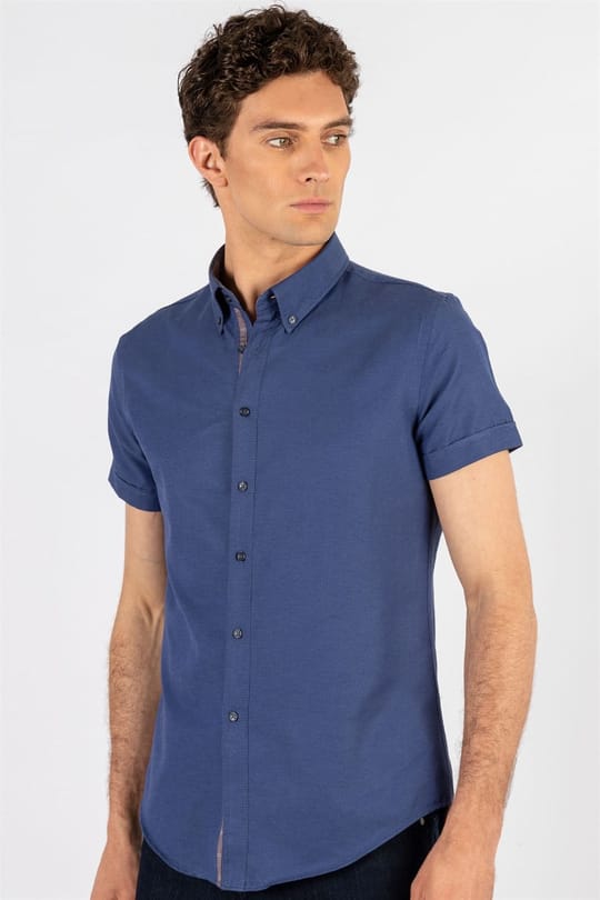 Erkek Slim Fit Dar Kesim Kısa Kollu Pamuklu Oxford Doku İndigo Düğmeli Yaka Gömlek