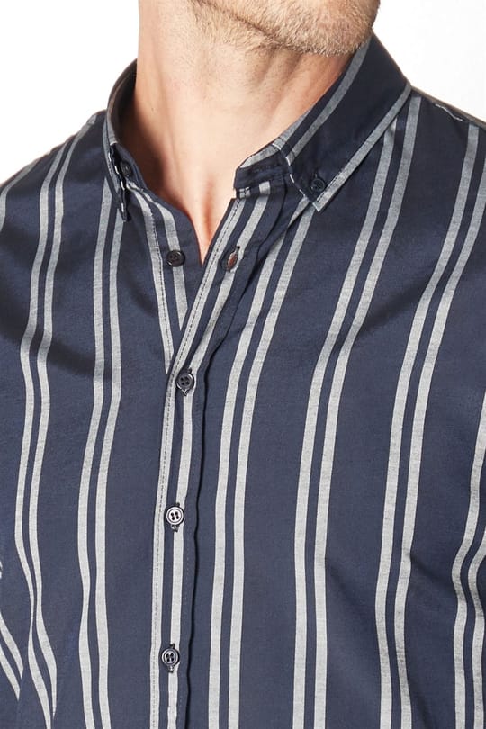 Erkek Slim Fit Dar Kesim Uzun Kollu Pamuklu Kolay Ütü Çizgili Lacivert Düğmeli Yaka Gömlek