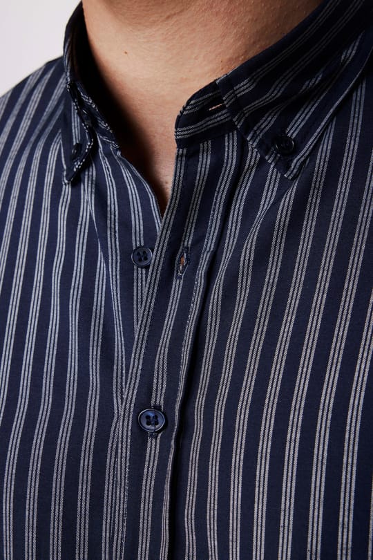 Erkek Slim Fit Dar Kesim Uzun Kollu Pamuklu Kolay Ütü Çizgili Lacivert Düğmeli Yaka Gömlek