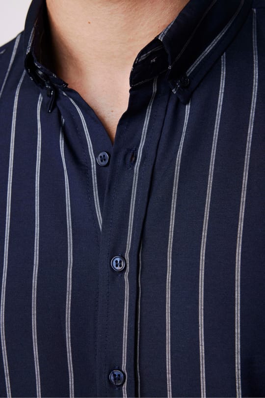 Erkek Slim Fit Dar Kesim Uzun Kollu Pamuklu Kolay Ütü Çizgili Lacivert Düğmeli Yaka Gömlek