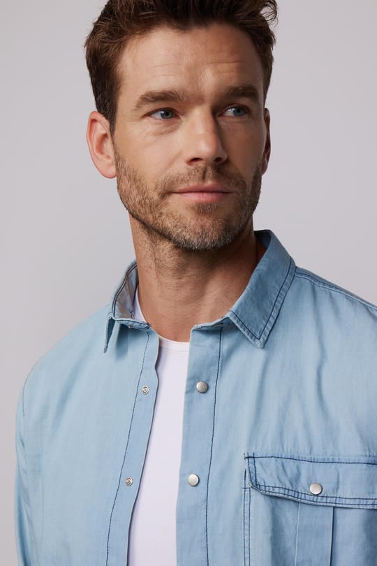 Slim Fit Uzun Kollu Çıt Çıtlı Tek Cep Kapaklı Denim Kot Mavi Erkek Gömlek