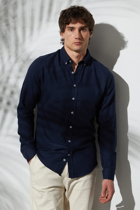 Erkek Slim Fit Dar Kesim %100 Pamuk Keten Doku Düğmeli Yaka Lacivert Gömlek