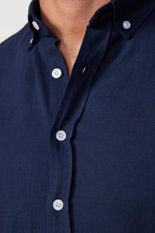 Erkek Slim Fit Dar Kesim %100 Pamuk Keten Doku Düğmeli Yaka Lacivert Gömlek