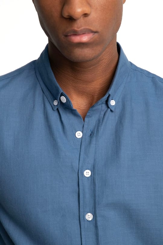 Erkek Slim Fit Dar Kesim %100 Pamuk Keten Doku Düğmeli Yaka Indigo Gömlek