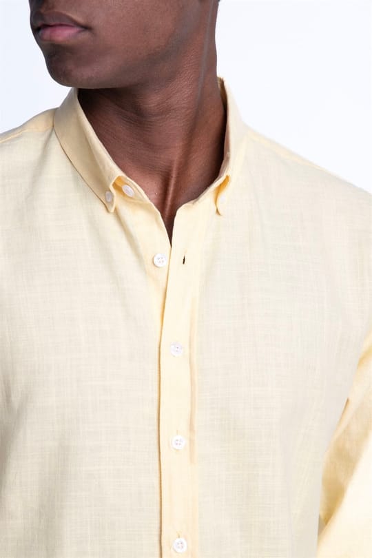 Erkek Slim Fit Dar Kesim %100 Pamuk Keten Doku Düğmeli Yaka Sarı Gömlek