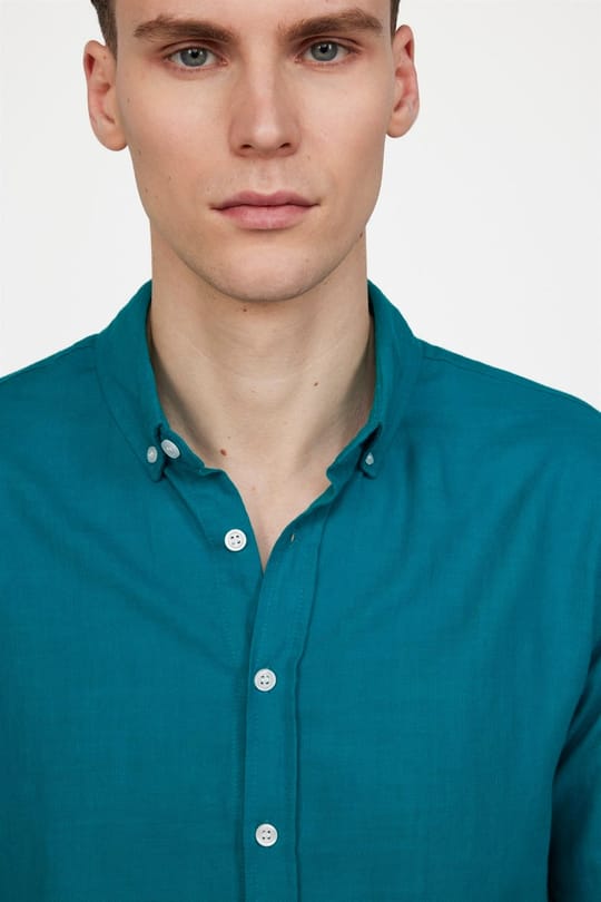 Erkek Slim Fit Dar Kesim %100 Pamuk Keten Doku Düğmeli Yaka Petrol Renk Gömlek