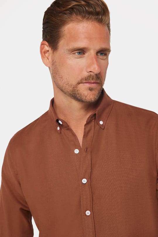 Erkek Slim Fit Dar Kesim %100 Pamuk Keten Doku Düğmeli Yaka Kahverengi Gömlek