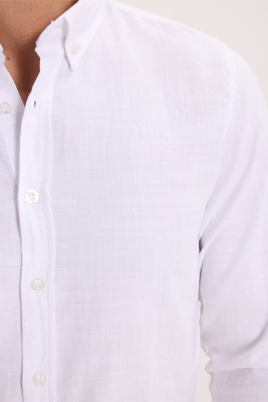 Erkek Slim Fit Dar Kesim %100 Pamuk Keten Doku Düğmeli Yaka Beyaz Gömlek