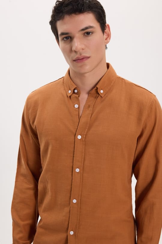 Erkek Slim Fit Dar Kesim %100 Pamuk Keten Doku Düğmeli Yaka Kiremit Renk Gömlek