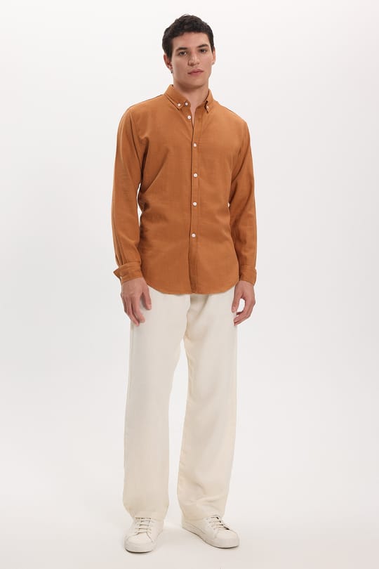 Erkek Slim Fit Dar Kesim %100 Pamuk Keten Doku Düğmeli Yaka Kiremit Renk Gömlek