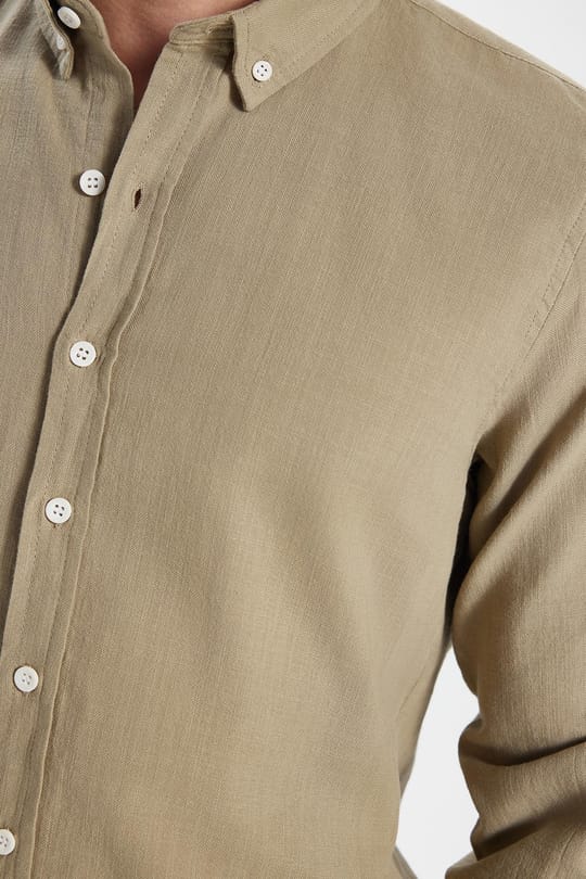 Erkek Slim Fit Dar Kesim %100 Pamuk Keten Doku Düğmeli Yaka Vizon Gömlek
