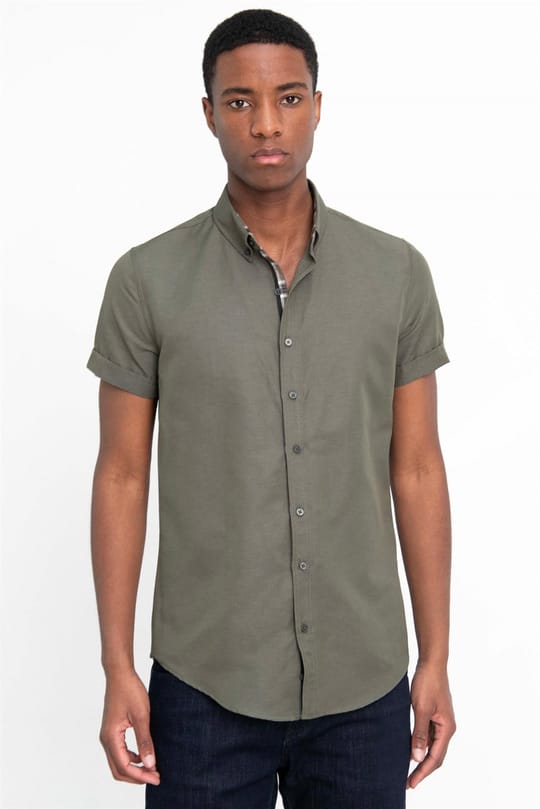 Erkek Slim Fit Dar Kesim Kısa Kollu Pamuklu Oxford Doku Kolay Ütülenebilir Haki Düğmeli Yaka Gömlek