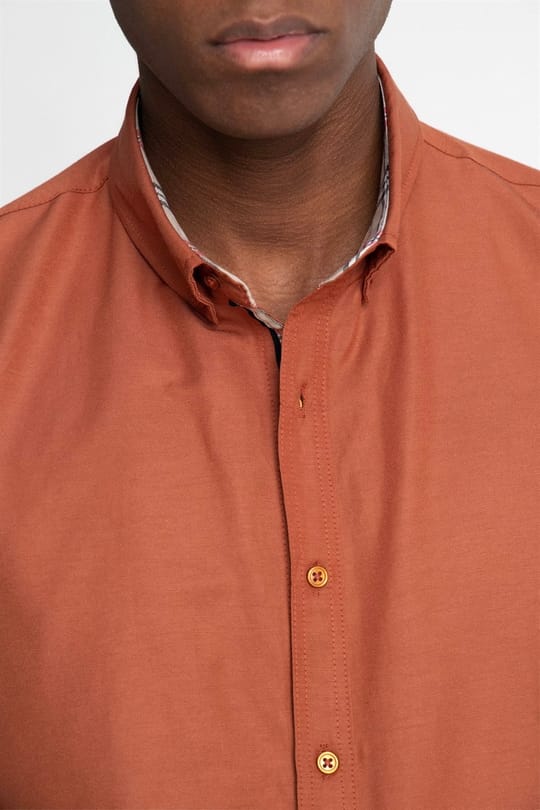 Erkek Slim Fit Dar Kesim Kısa Kollu Pamuklu Oxford Doku Tarçın Renk Düğmeli Yaka Gömlek