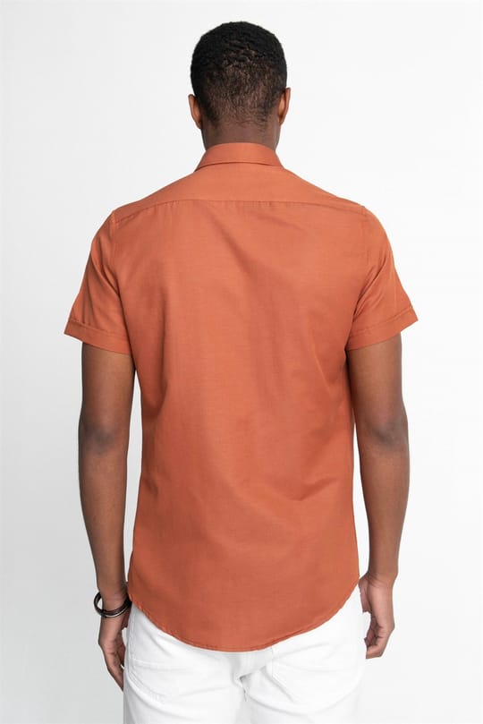 Erkek Slim Fit Dar Kesim Kısa Kollu Pamuklu Oxford Doku Tarçın Renk Düğmeli Yaka Gömlek
