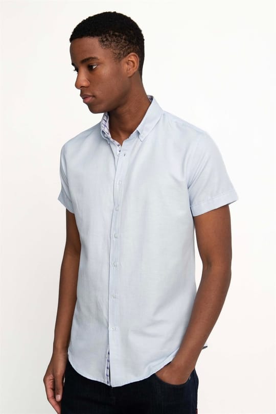 Erkek Slim Fit Dar Kesim Kısa Kollu Pamuklu Oxford Doku Kolay Ütülenebilir Mavi Düğmeli Yaka Gömlek