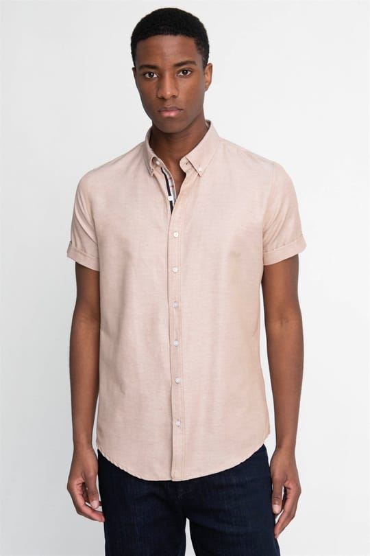 Erkek Slim Fit Dar Kesim Kısa Kollu Pamuklu Oxford Doku Kum Renk Düğmeli Yaka Gömlek