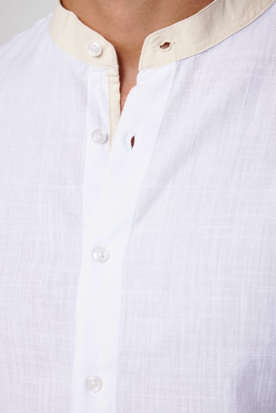 Erkek Slim Fit Dar Kesim Uzun Kollu %100 Pamuk Keten Doku Hakim Yaka Apoletli Beyaz Gömlek