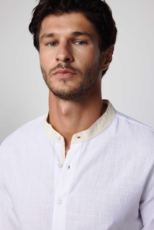 Erkek Slim Fit Dar Kesim Uzun Kollu %100 Pamuk Keten Doku Hakim Yaka Apoletli Beyaz Gömlek