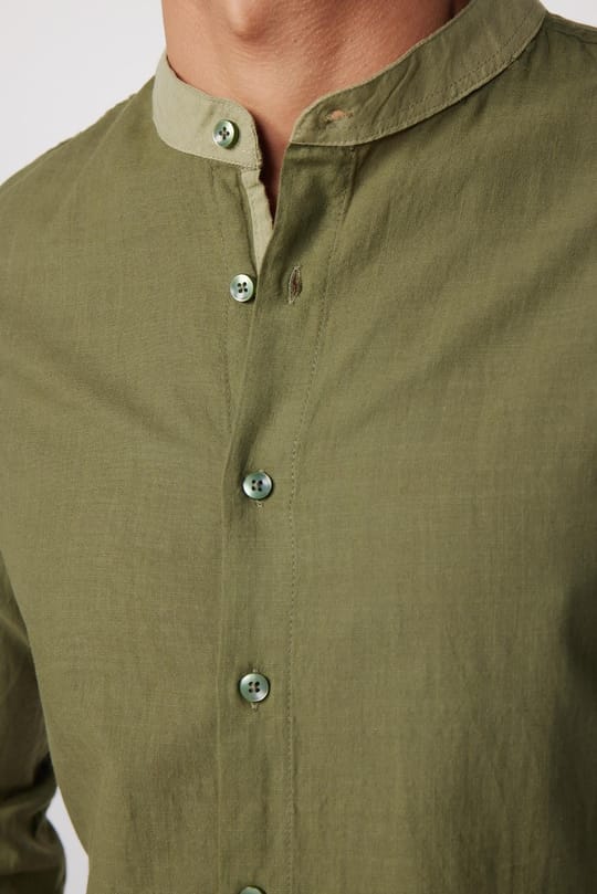 Erkek Slim Fit Dar Kesim Uzun Kollu %100 Pamuk Keten Doku Hakim Yaka Apoletli Haki Gömlek