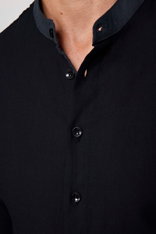 Erkek Slim Fit Dar Kesim Uzun Kollu %100 Pamuk Keten Doku Hakim Yaka Apoletli Siyah Gömlek