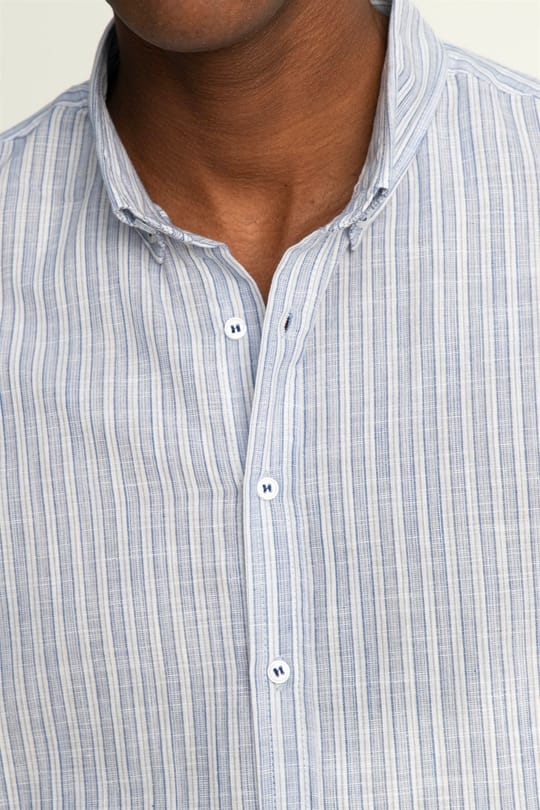 Erkek Slim Fit Dar Kesim Uzun Kollu %100 Pamuk Keten Doku Düğmeli Yaka Çizgili Mavi Gömlek