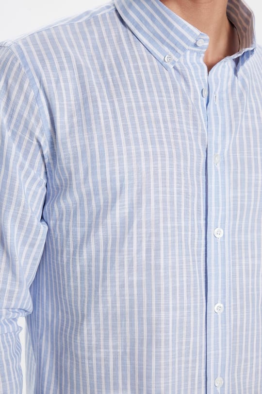 Erkek Slim Fit Dar Kesim Uzun Kollu %100 Pamuk Keten Doku Düğmeli Yaka Çizgili Mavi Gömlek