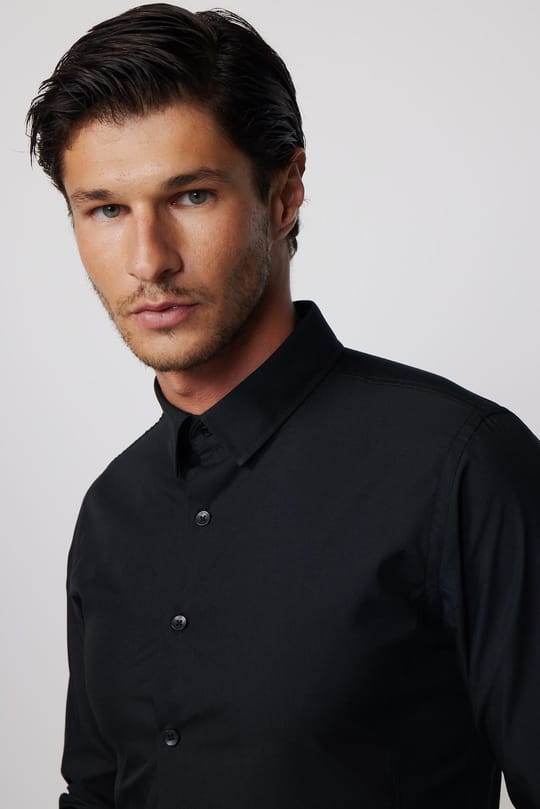 Slim Fit  Arkadan Pensli Önden Kulplu Düz Trend Siyah Erkek Gömlek